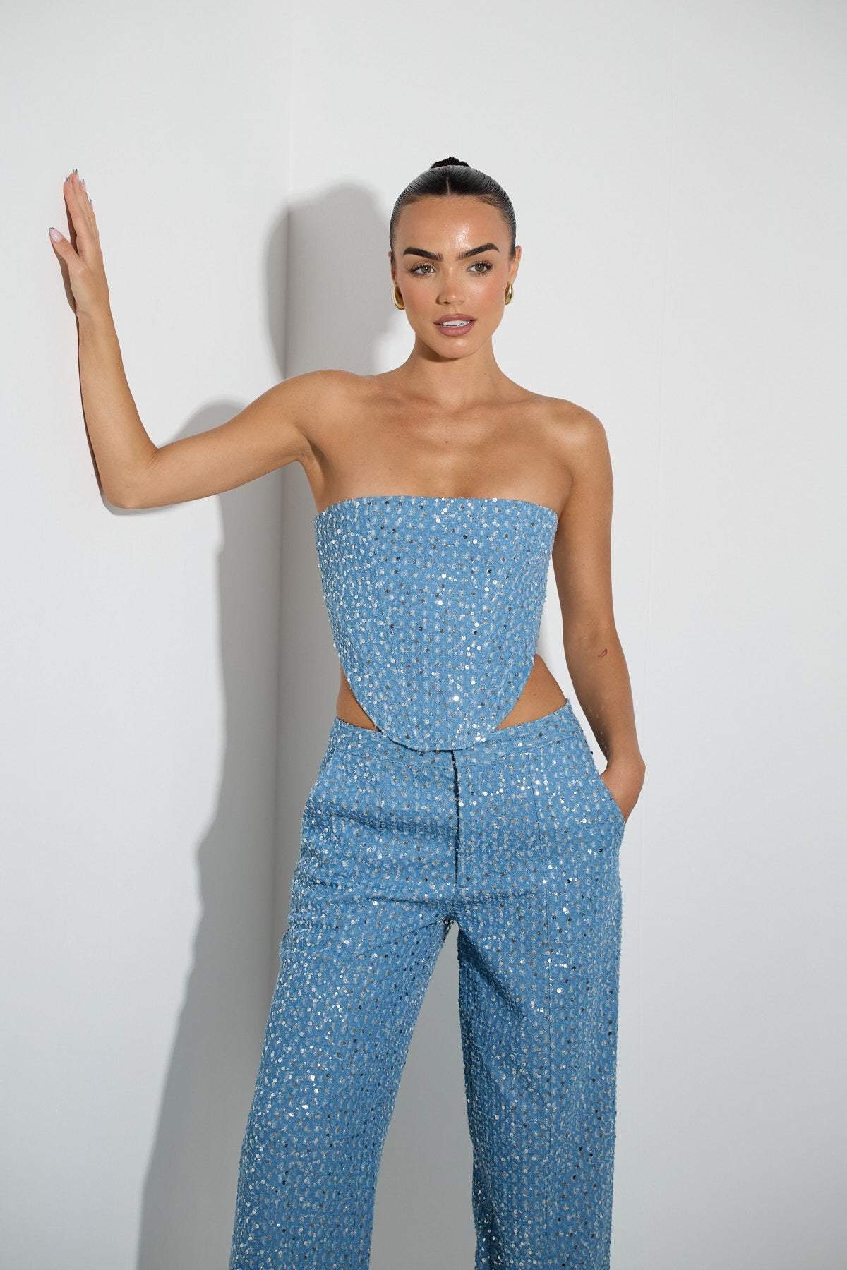 Effortlessly Elegant Pants with a Timeless Design
