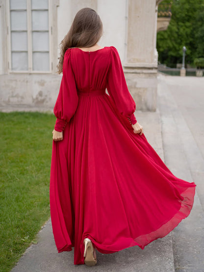 Beautifully Finished Dress in a Timeless Design