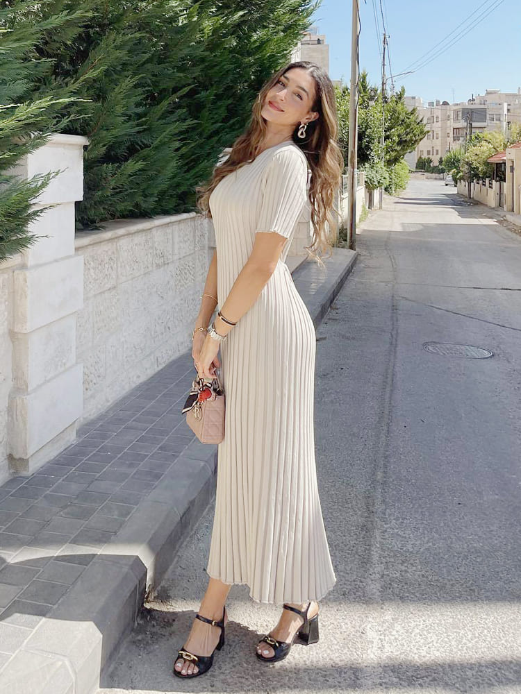 Well Tailored Dress with a Graceful Silhouette