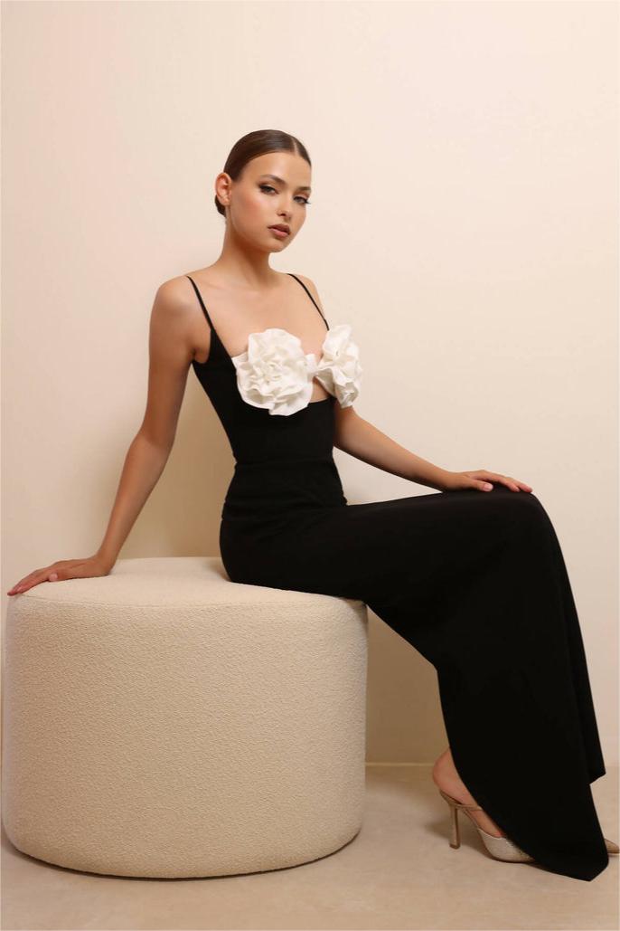 Well Tailored Dress with a Graceful Silhouette
