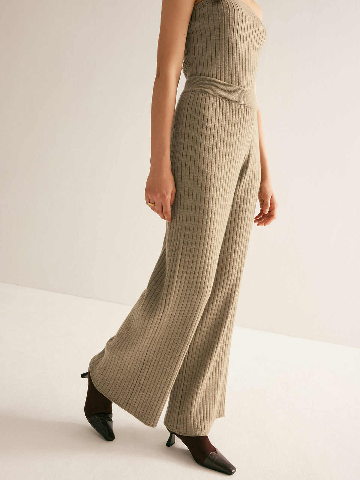 Well Tailored Sweater with a Graceful Silhouette
