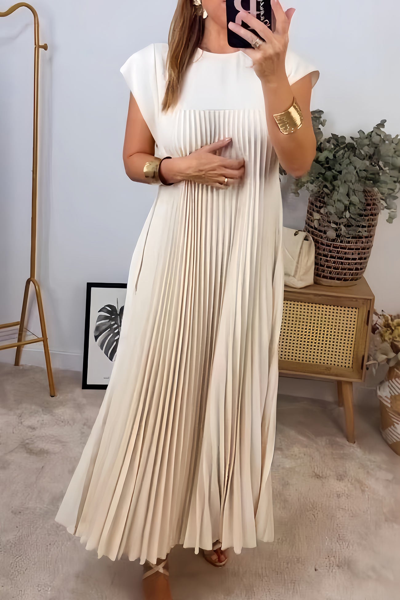 Beautifully Finished Dress in a Timeless Design