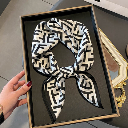 Letter ET Beige Black