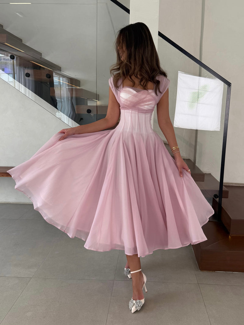 Effortlessly Elegant Dress with a Timeless Design