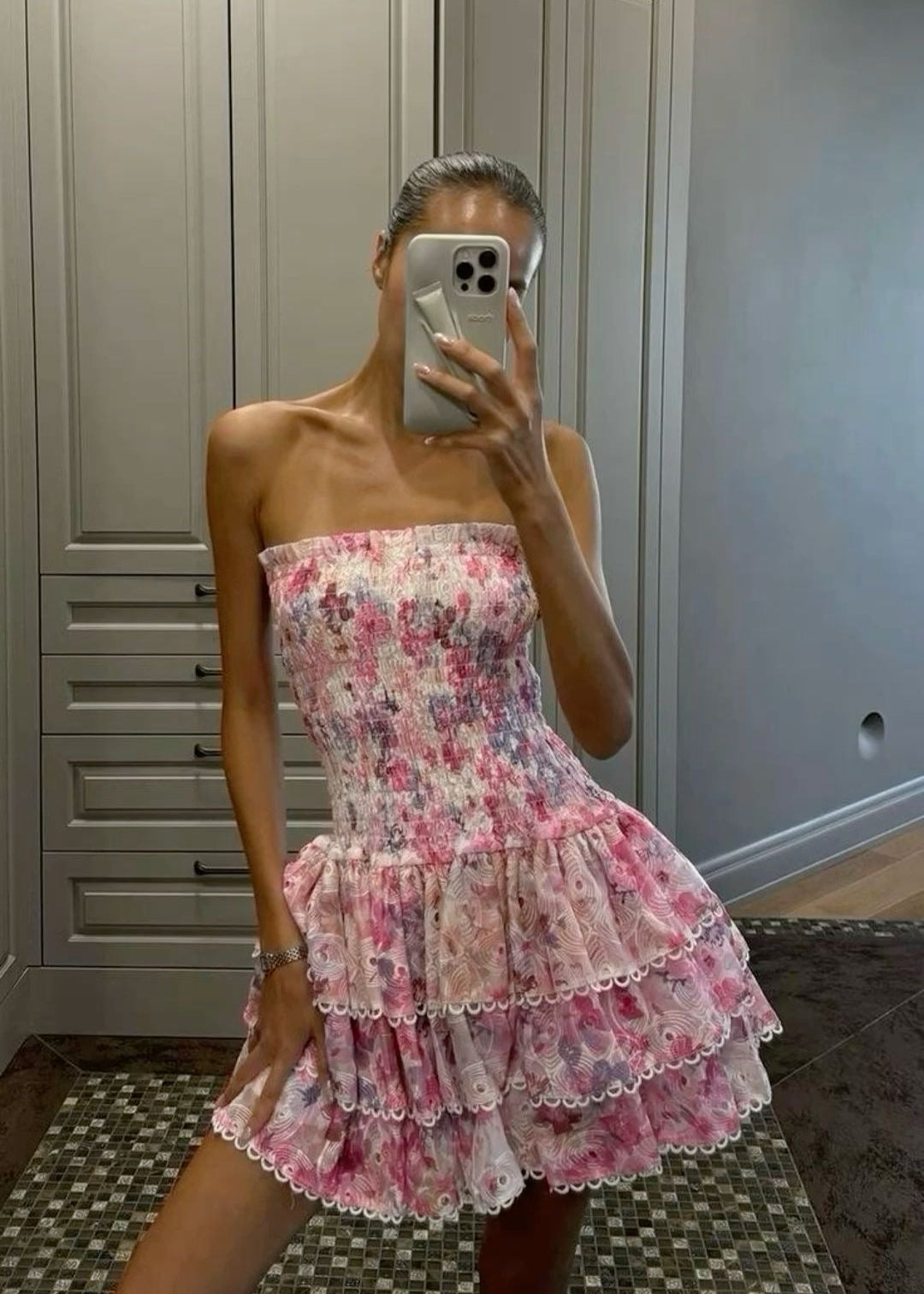 Effortlessly Elegant Dress with a Timeless Design