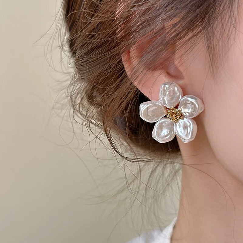 Classic Pearl Earring with Timeless Appeal