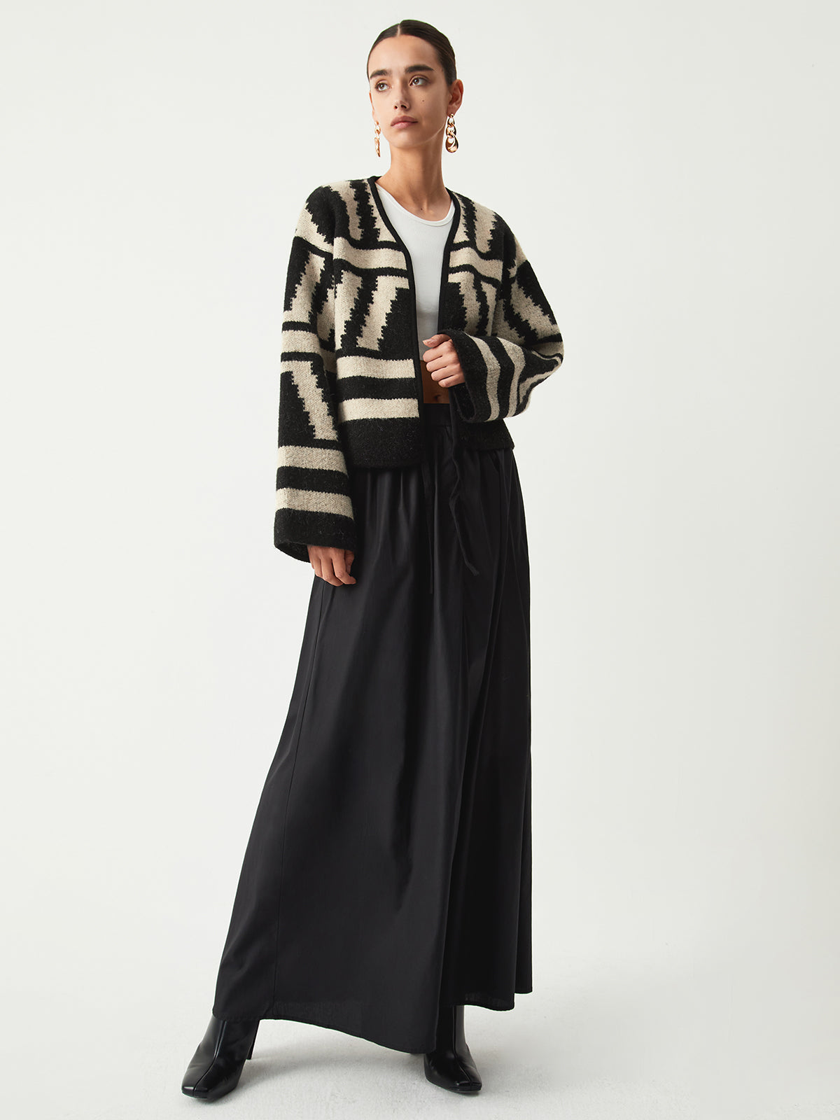 Well Tailored Cardigan with a Graceful Silhouette
