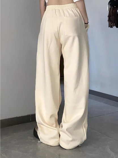 Effortlessly Elegant Pants with a Timeless Design