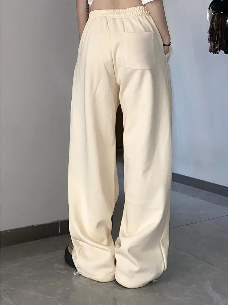 Effortlessly Elegant Pants with a Timeless Design