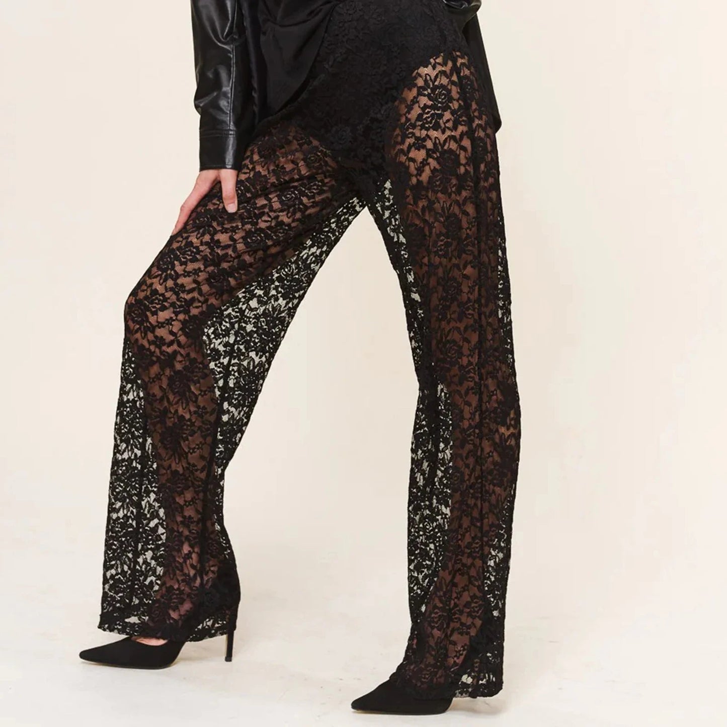 Effortlessly Elegant Pants with a Timeless Design