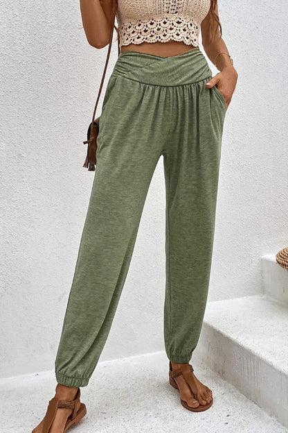 Effortlessly Elegant Pants with a Timeless Design
