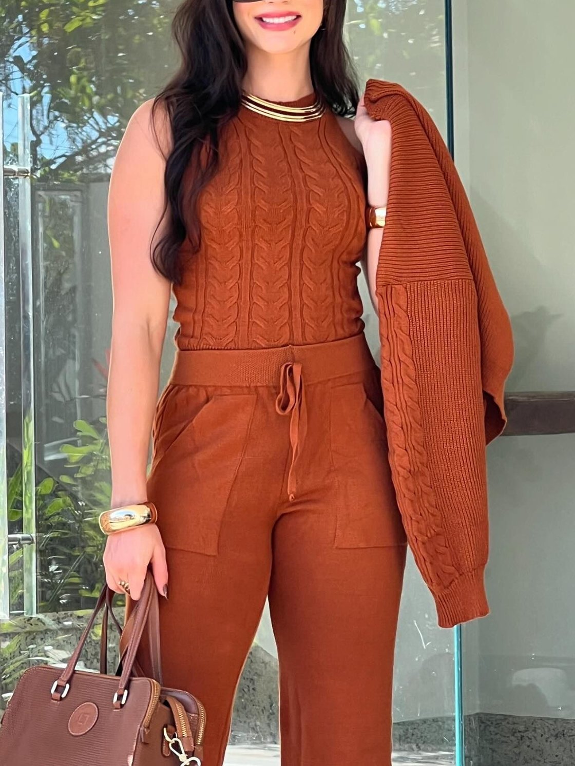 Effortlessly Elegant Pants with a Timeless Design