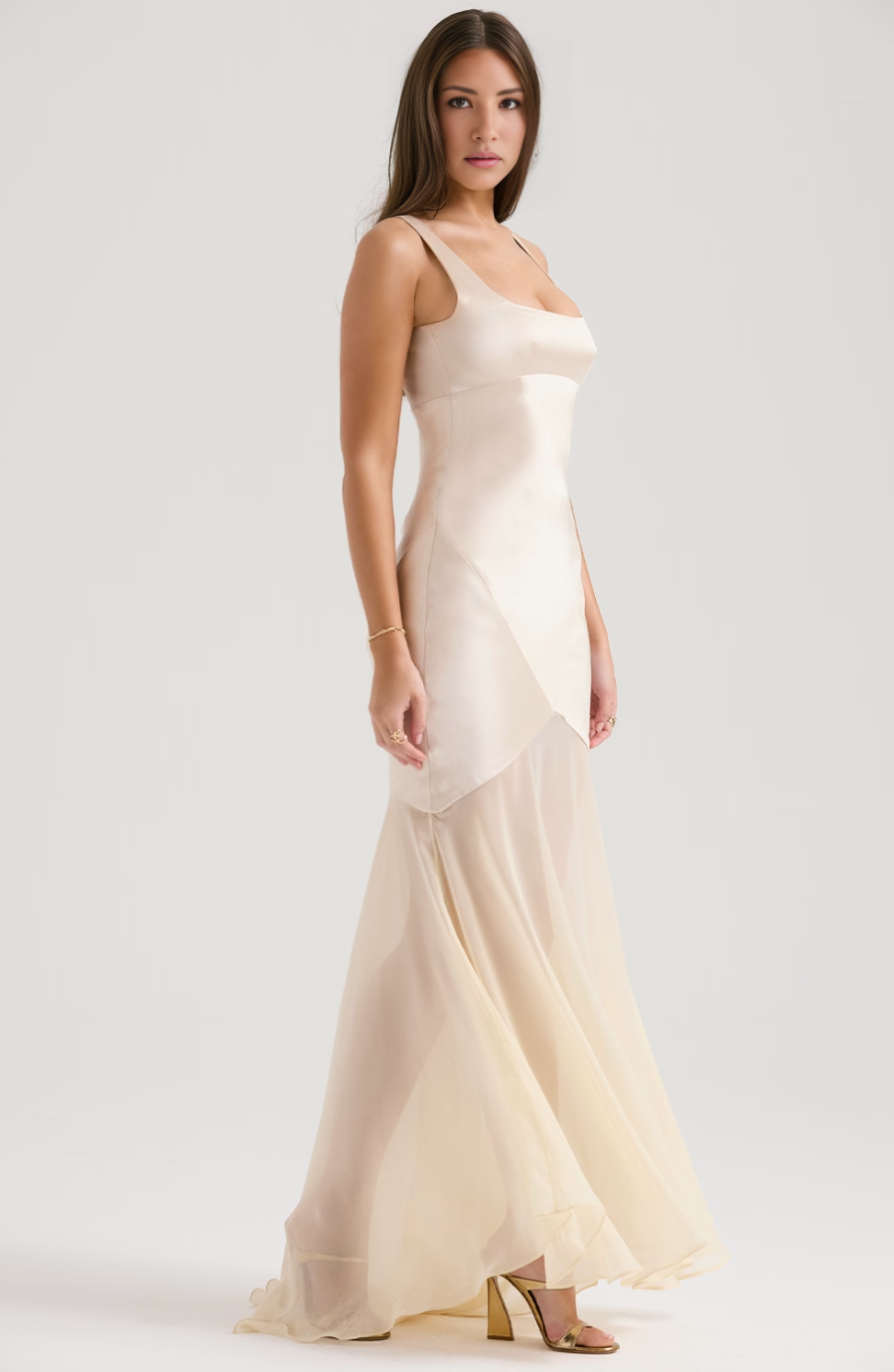 Gracefully Styled Dress for Any Occasion