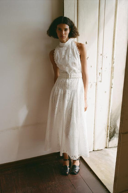 Effortlessly Elegant Dress with a Timeless Design