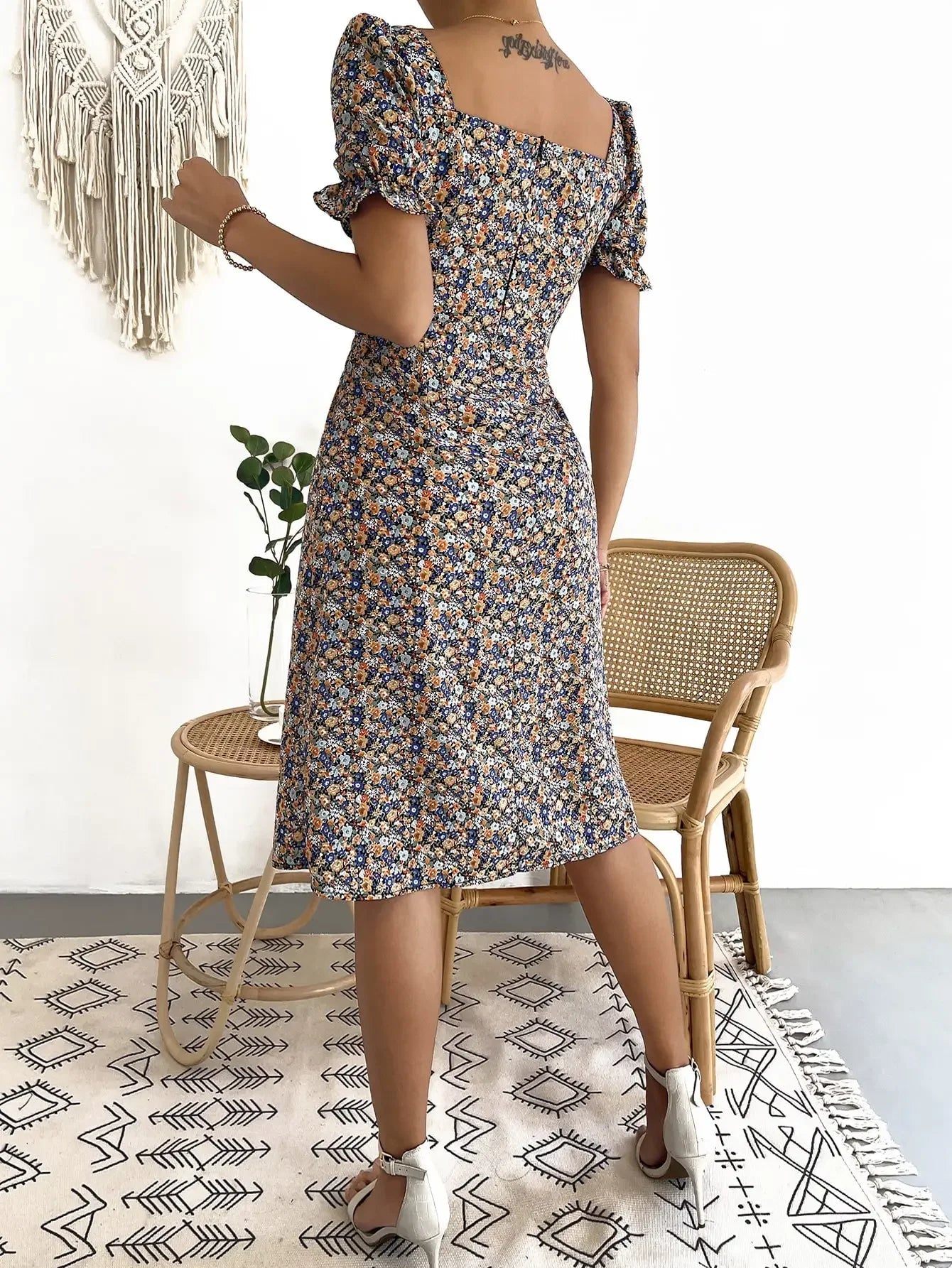 Effortlessly Elegant Dress with a Timeless Design