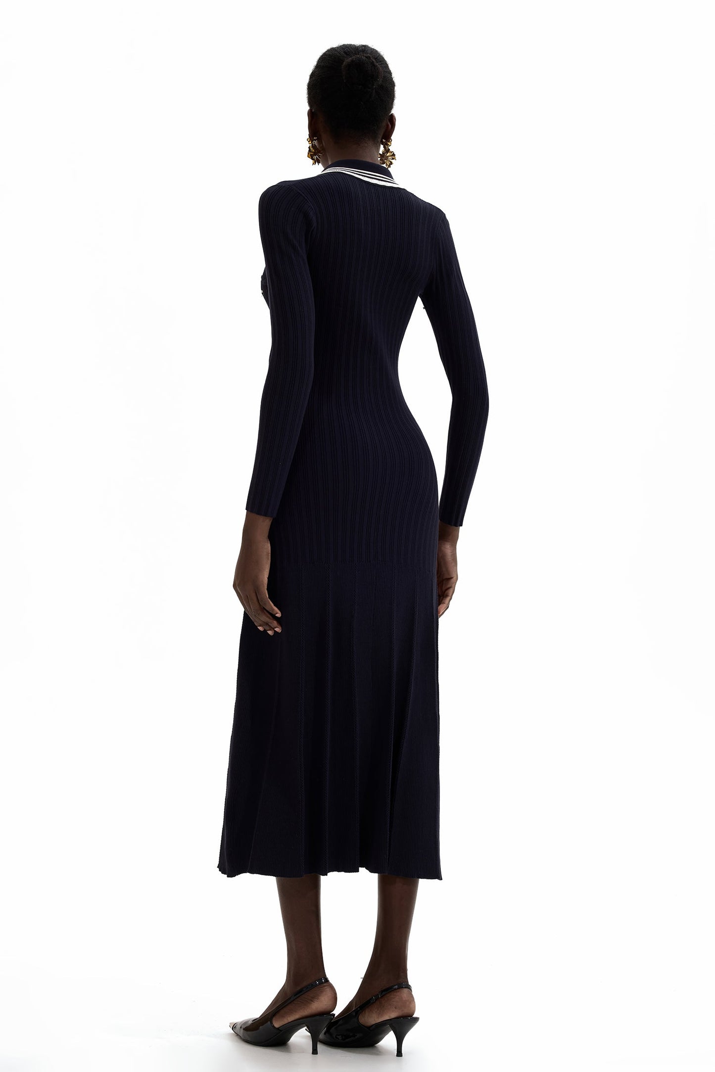 Beautifully Finished Dress in a Timeless Design