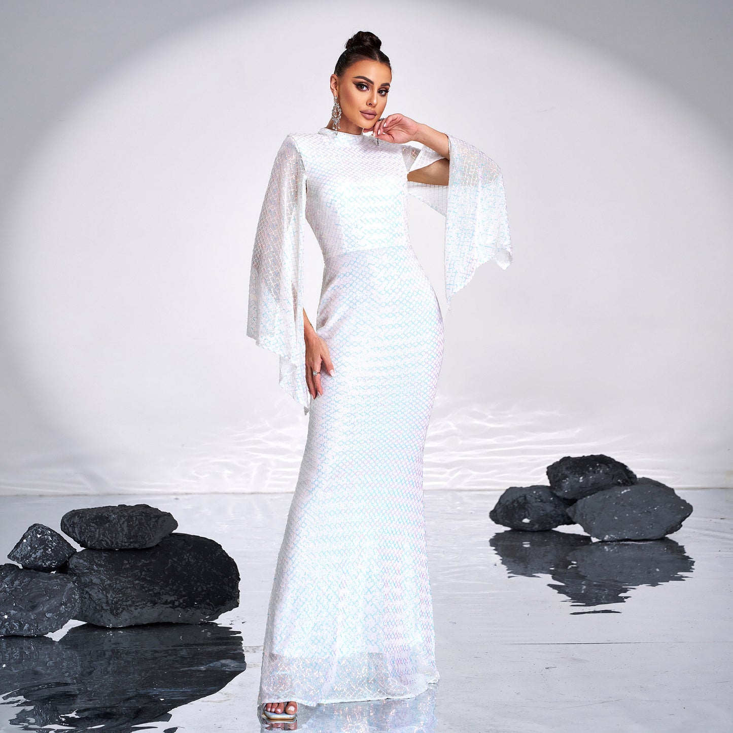 Well Tailored Dress with a Graceful Silhouette