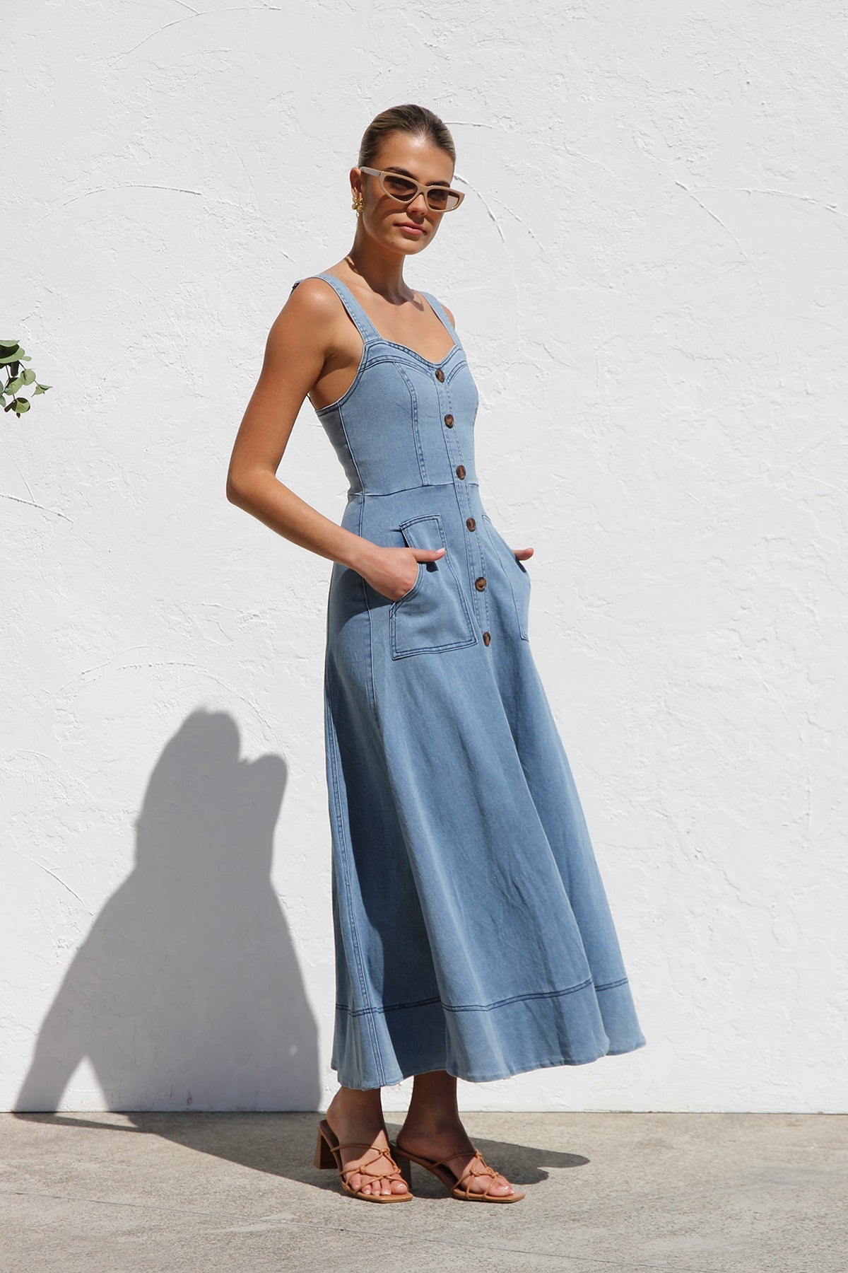 Well Tailored Dress with a Graceful Silhouette