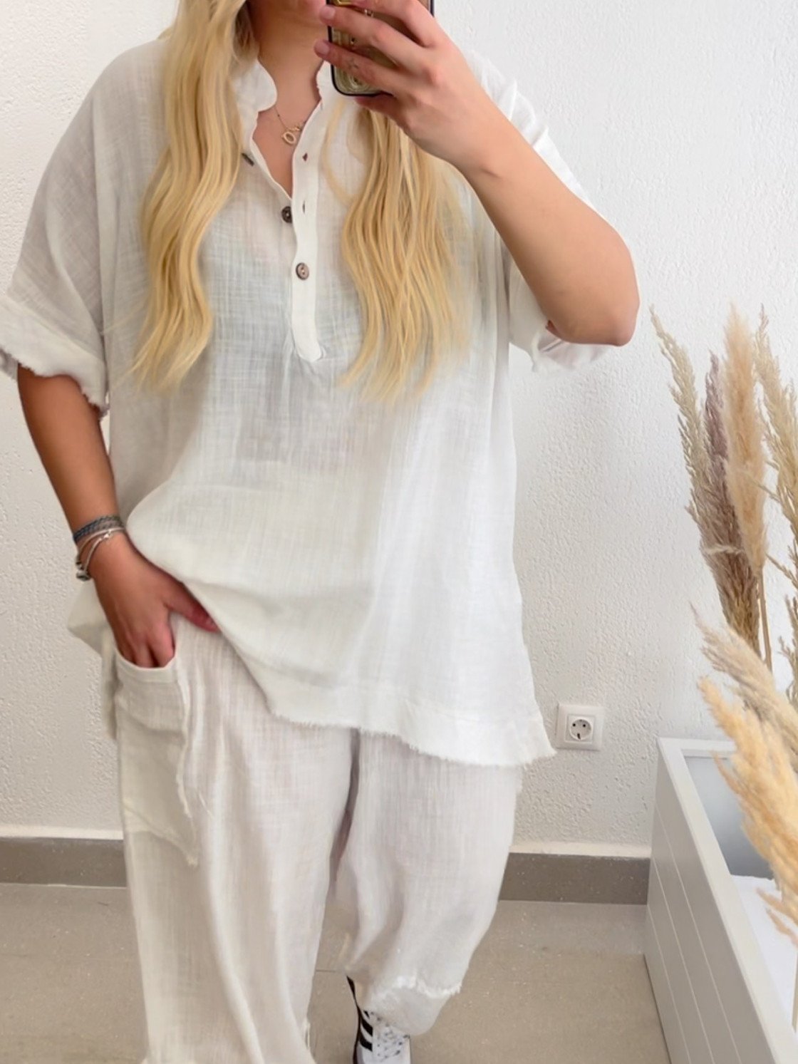 Effortlessly Elegant Pants with a Timeless Design