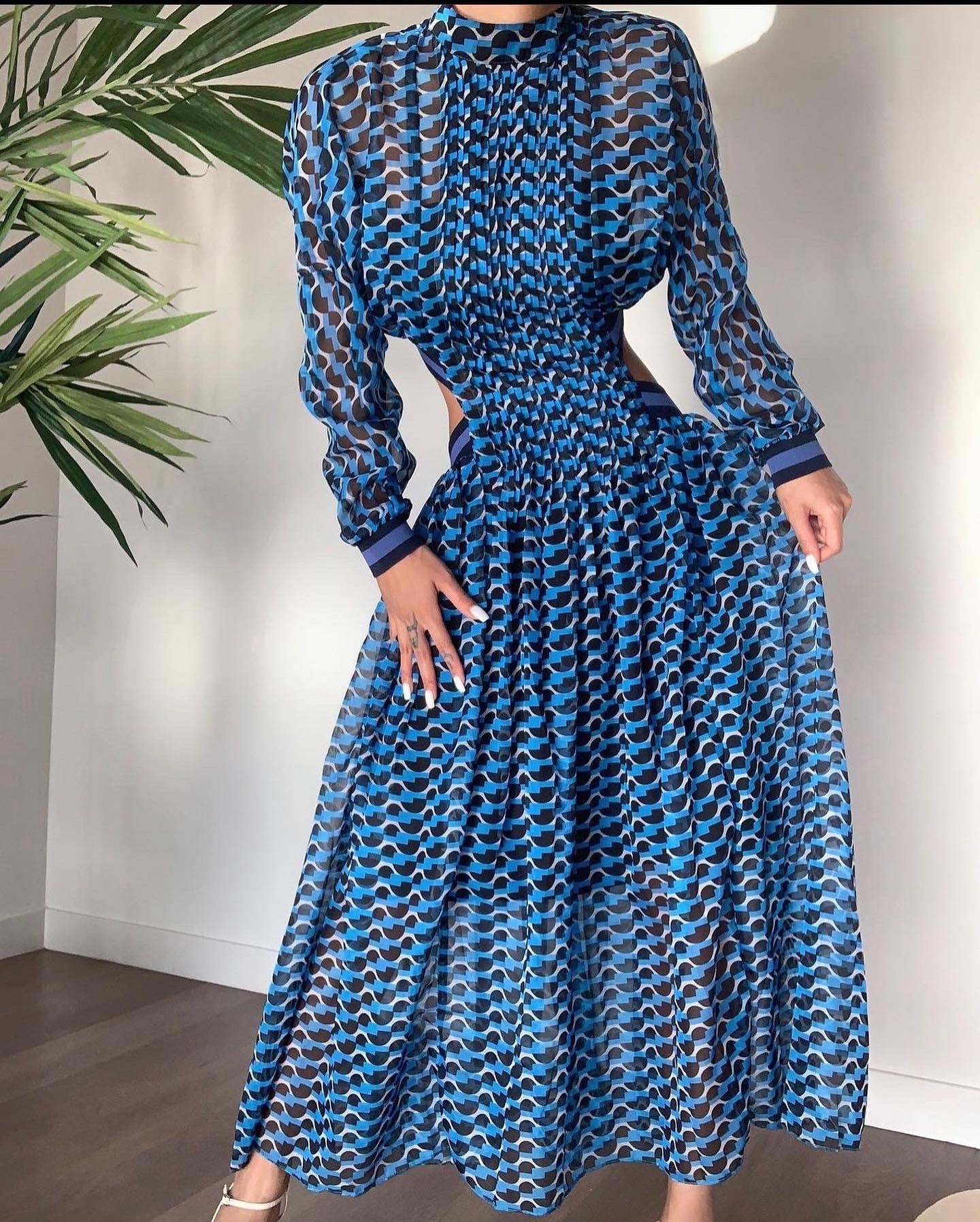 Well Tailored Dress with a Graceful Silhouette