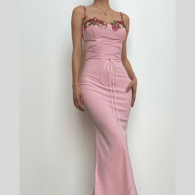 Beautifully Finished Dress in a Timeless Design