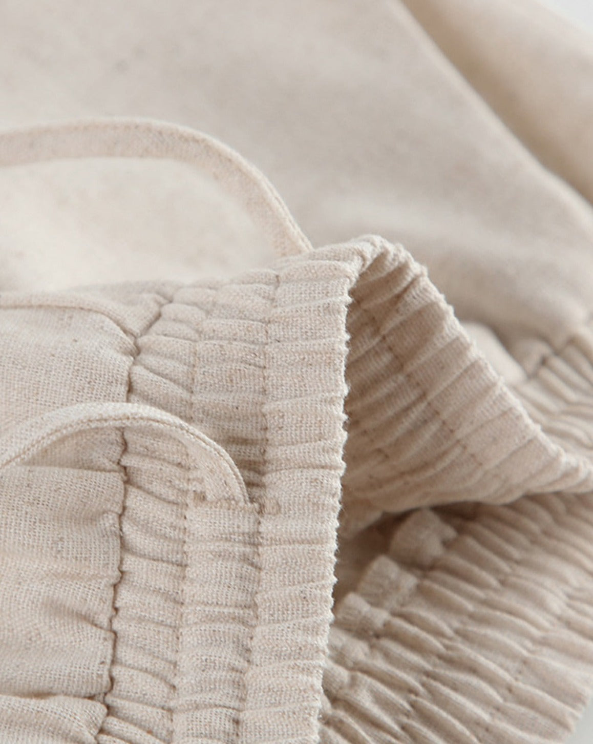 Effortlessly Elegant Pants with a Timeless Design