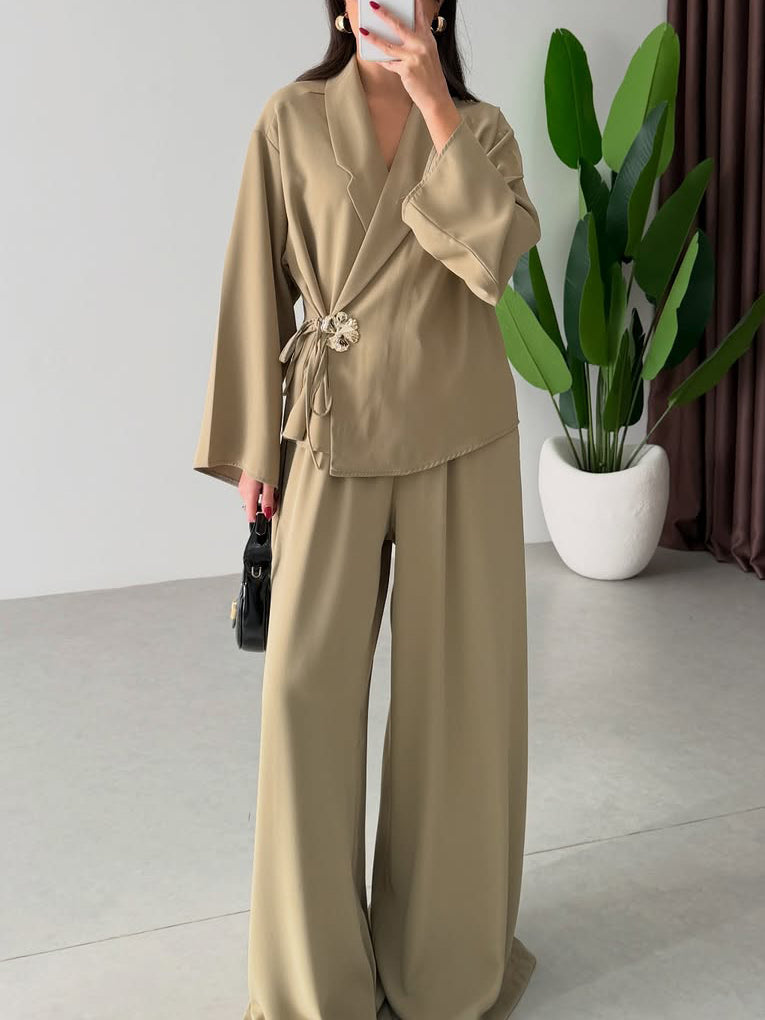 Effortlessly Elegant Pants with a Timeless Design