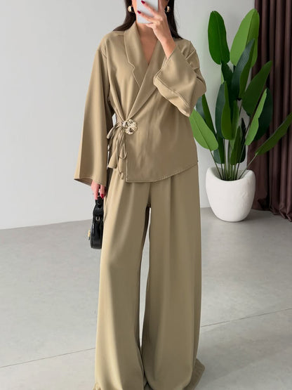 Effortlessly Elegant Pants with a Timeless Design