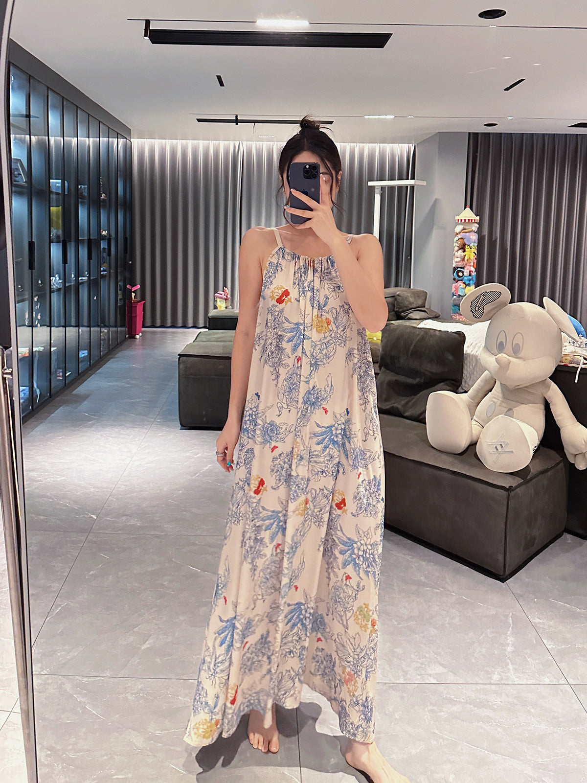 Beautifully Finished Dress in a Timeless Design