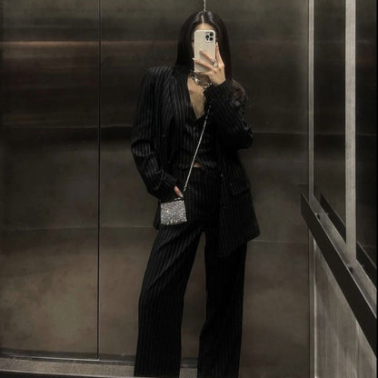 Effortlessly Elegant Pants with a Timeless Design