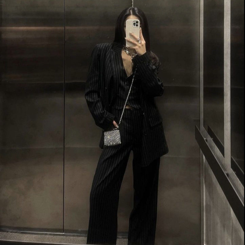 Effortlessly Elegant Pants with a Timeless Design