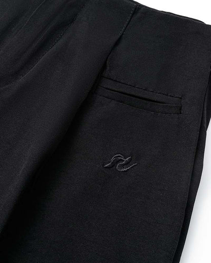Well Tailored Pants with a Graceful Silhouette