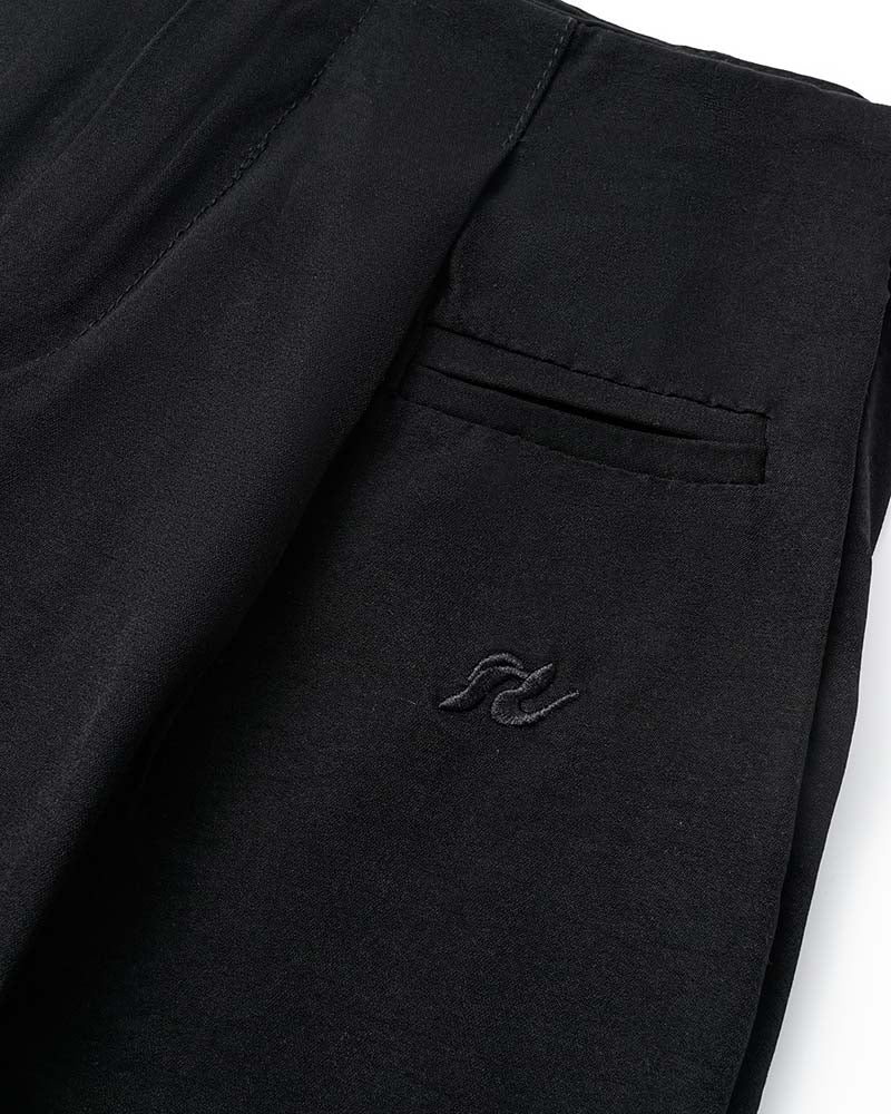 Well Tailored Pants with a Graceful Silhouette