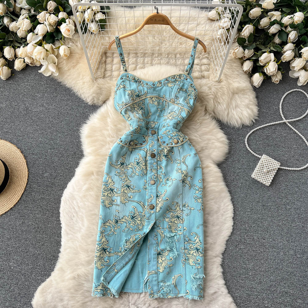 Beautifully Finished Dress in a Timeless Design