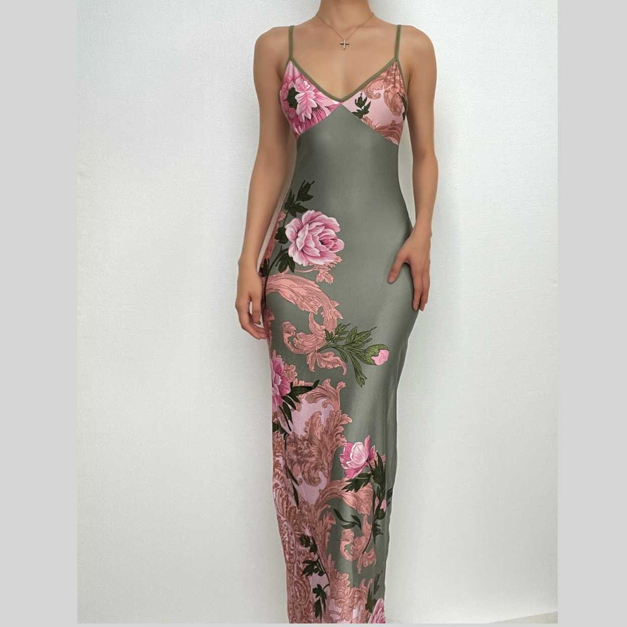 Effortlessly Elegant Dress with a Timeless Design
