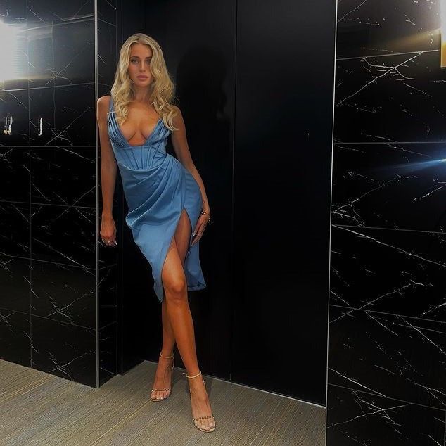 Beautifully Crafted Dress in a Classic Style