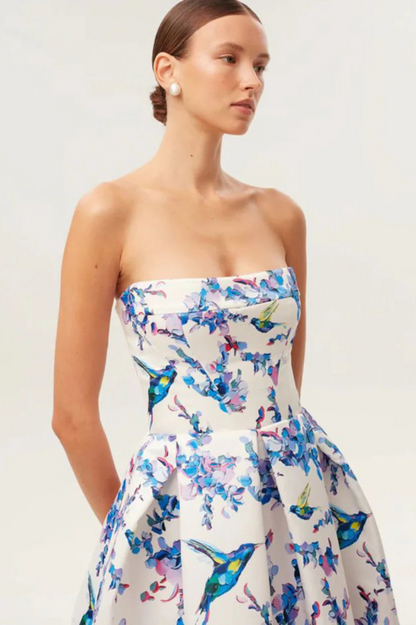 Beautifully Finished Dress in a Timeless Design