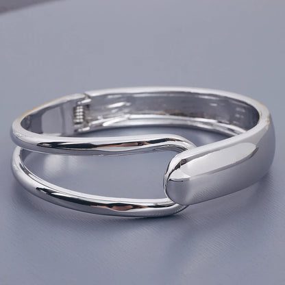 Romantic Gold Bracelet for Special Moments