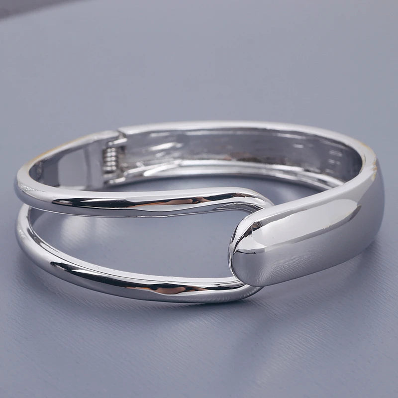 Romantic Gold Bracelet for Special Moments