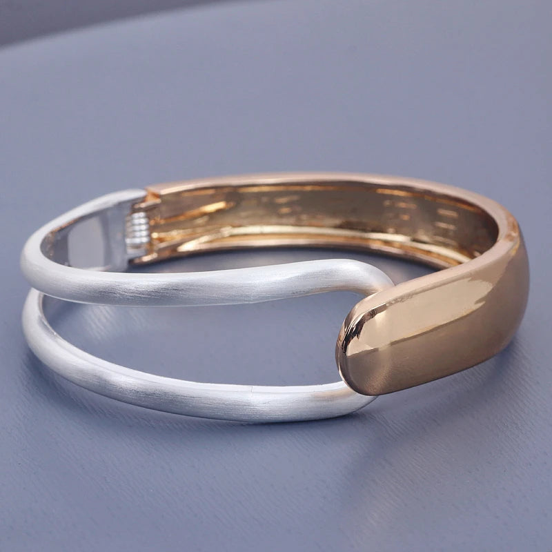 Romantic Gold Bracelet for Special Moments