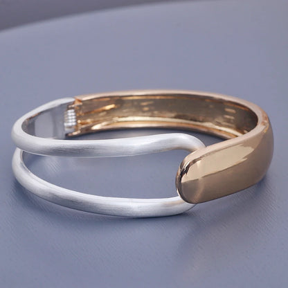 Romantic Gold Bracelet for Special Moments