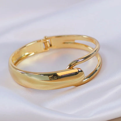 Romantic Gold Bracelet for Special Moments