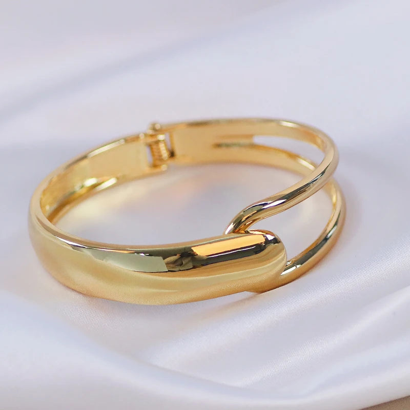 Romantic Gold Bracelet for Special Moments