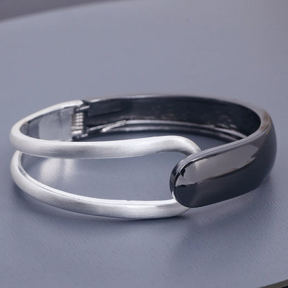 Romantic Gold Bracelet for Special Moments