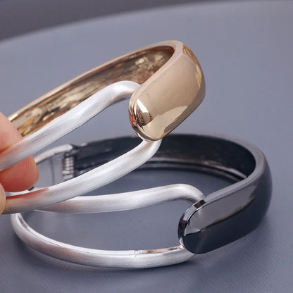 Romantic Gold Bracelet for Special Moments