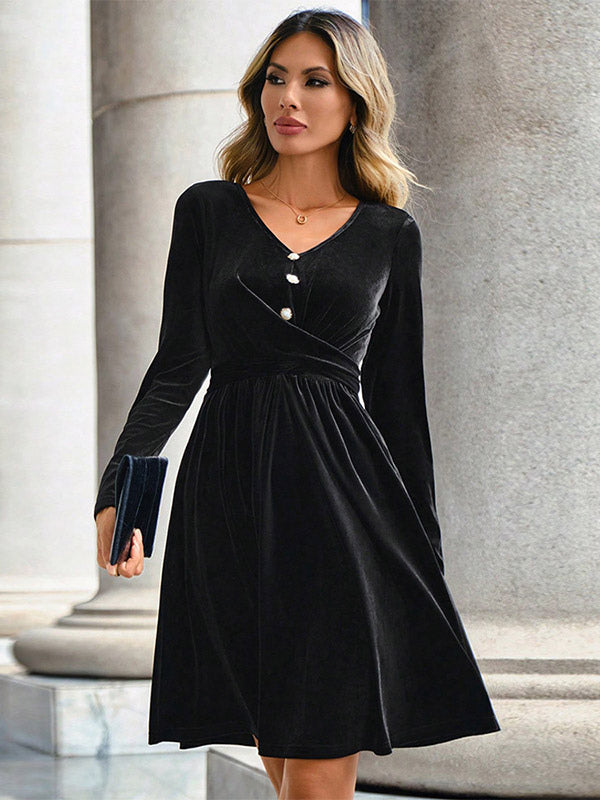 Beautifully Finished Dress in a Timeless Design