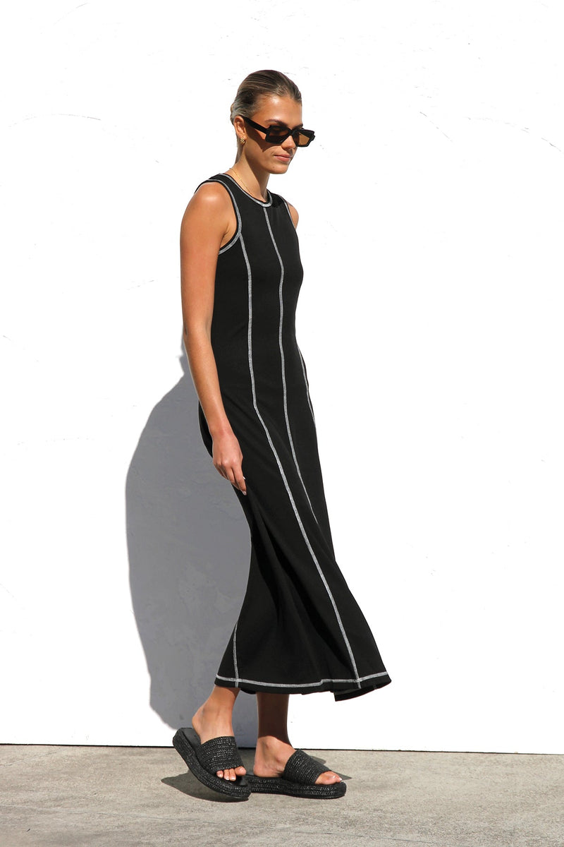 Well Tailored Dress with a Graceful Silhouette