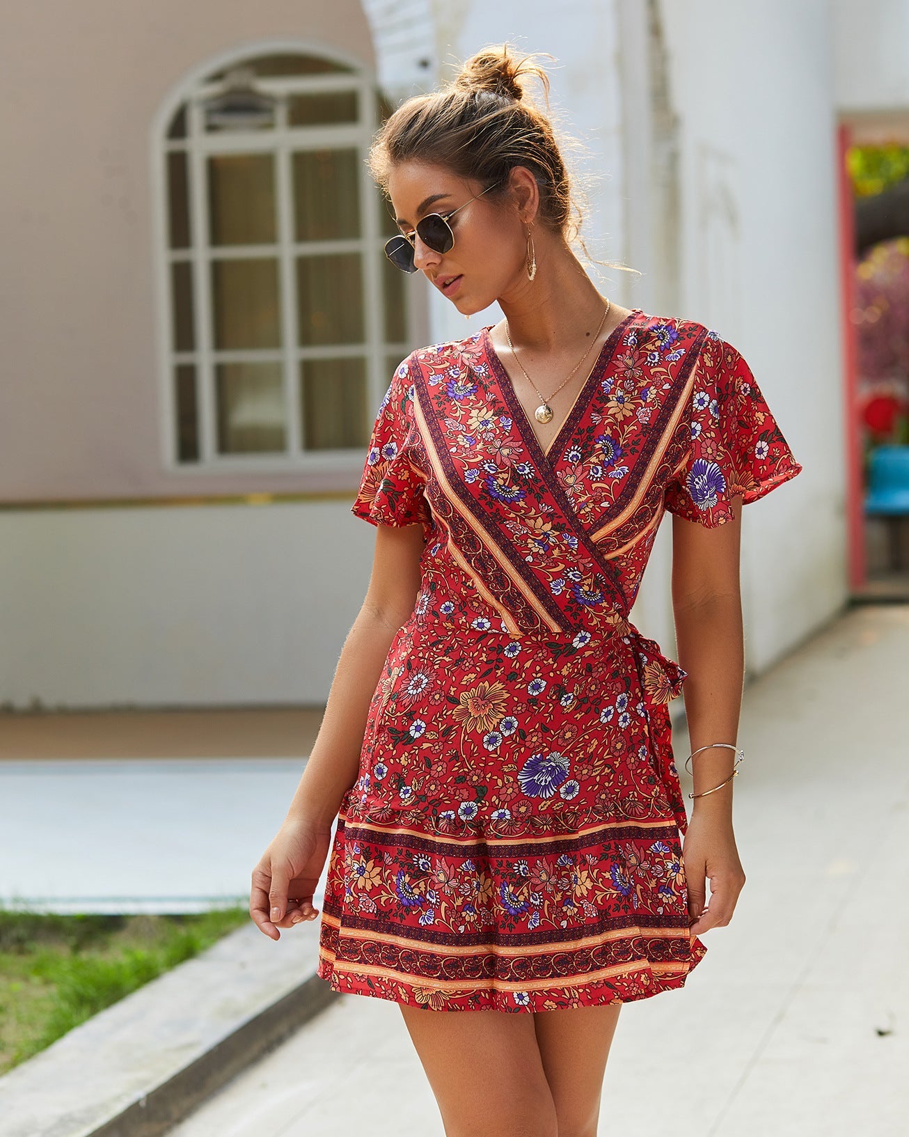 Effortlessly Elegant Dress with a Timeless Design