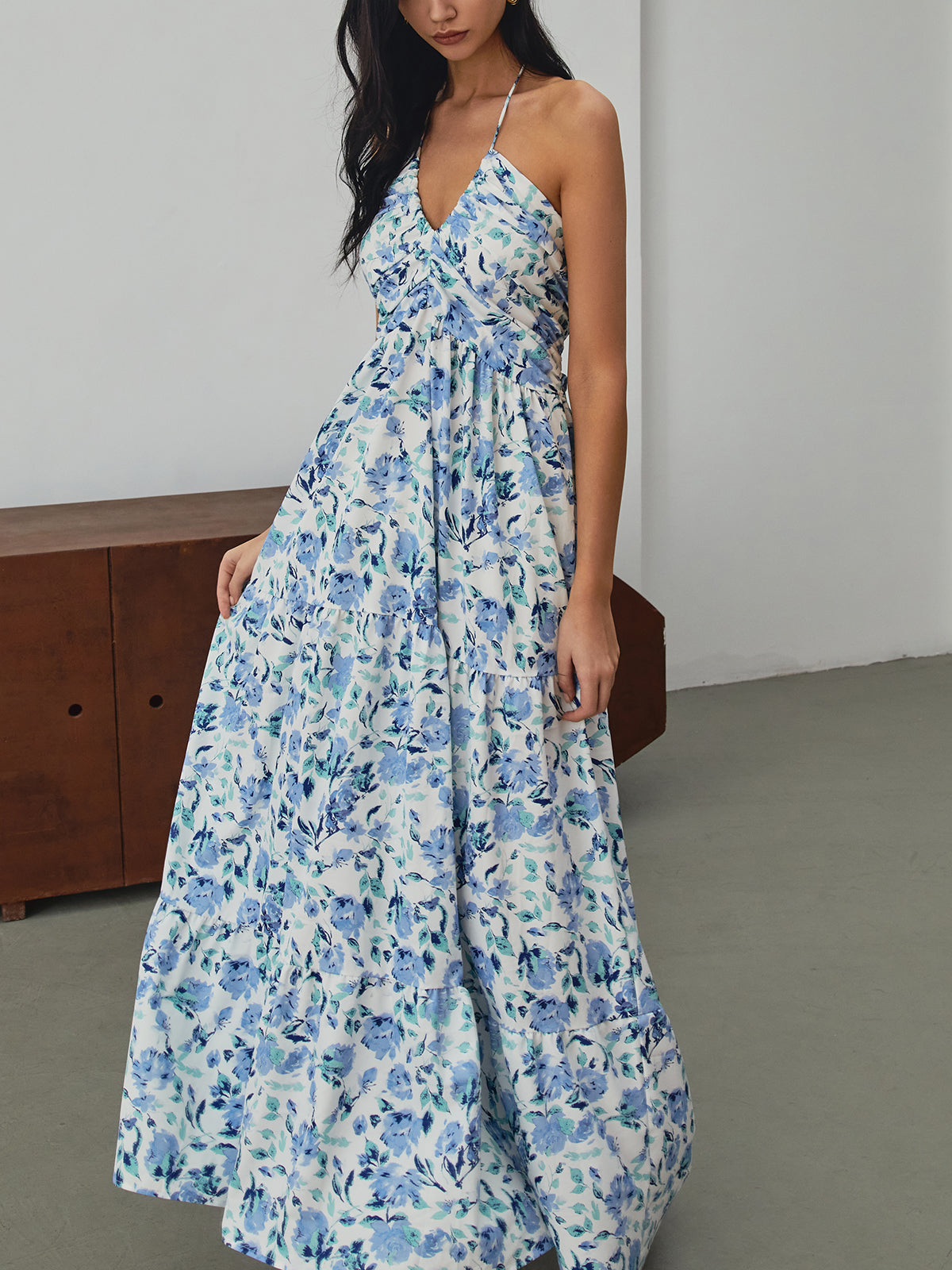 Beautifully Finished Dress in a Timeless Design
