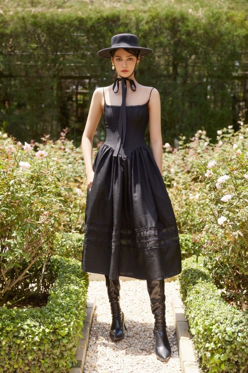 Well Tailored Dress with a Graceful Silhouette